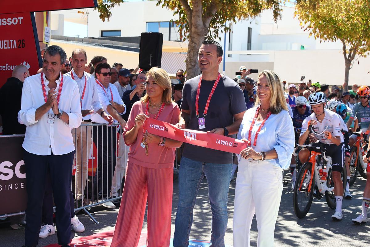 La vicepresidenta del Consell,Susana Camarero, el presidente de la Diputació de Valencia, Vicent Monpó y la alcaldesa de Puçol, Paz Carceller, en la salida de la octava etapa de la Vuelta a España.