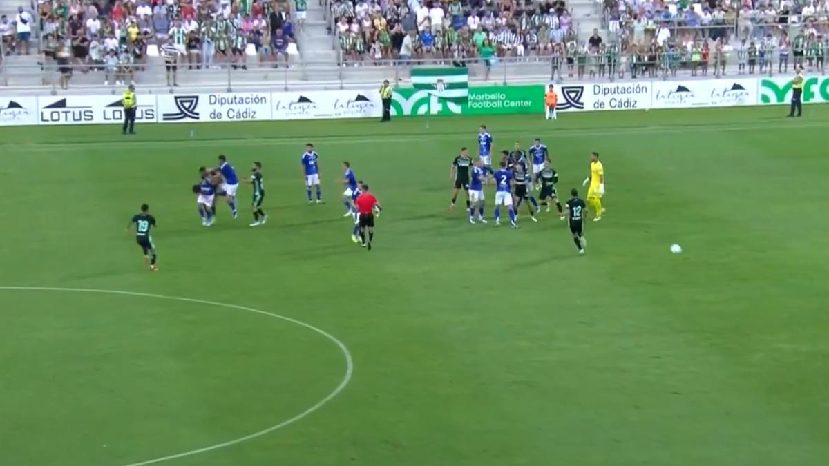 Tangana entre los jugadores del Como y el Betis