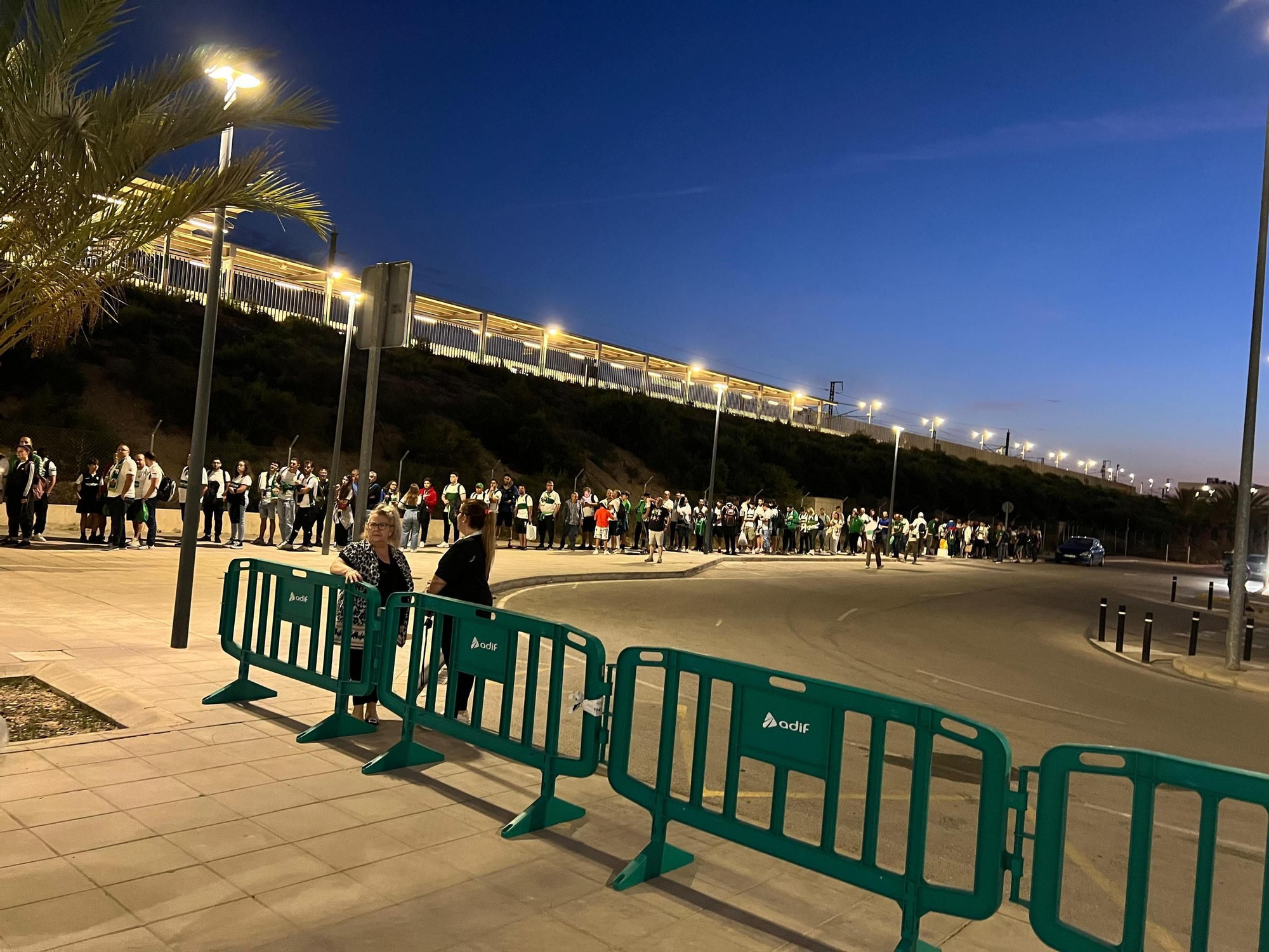 La afición del Elche inicia su viaje a La Coruña para ver ascender al equipo