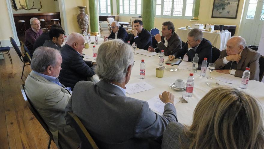 Empresarios y sindicatos se reúnen para buscar soluciones al absentismo laboral en Canarias