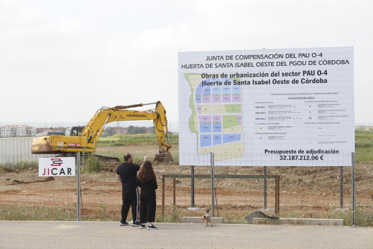 Una excavadora trabaja en los terrenos que ocupará el nuevo barrio de Santa Isabel Oeste.