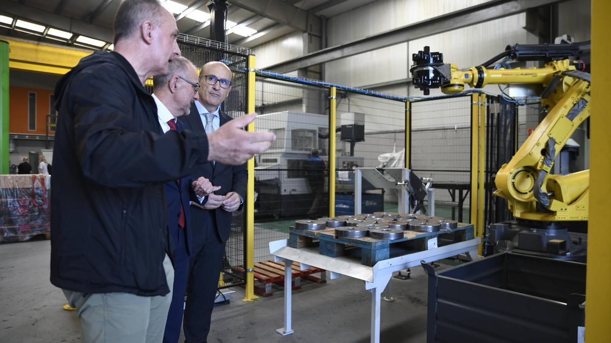 El director general de Industria, Mariano Muñoz, y el delegado territorial de la Junta, Fernando Prada, durante la visita a las instalaciones de Normeza.