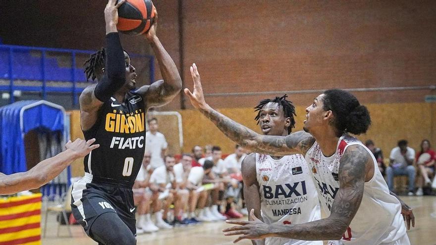 Iroegbu amb la pilota i Badio (segon per la dreta) defensant en el partit de pretemporada a Salt