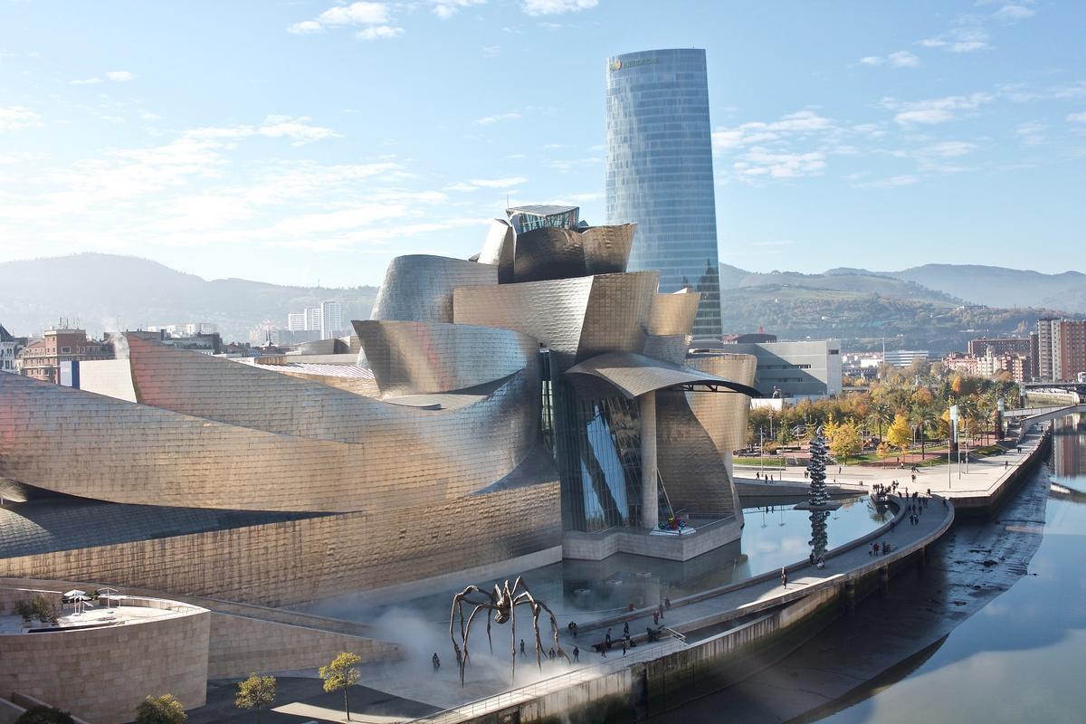 El Museo Guggenheim de Bilbao y el rascacielos de Iberdrola.