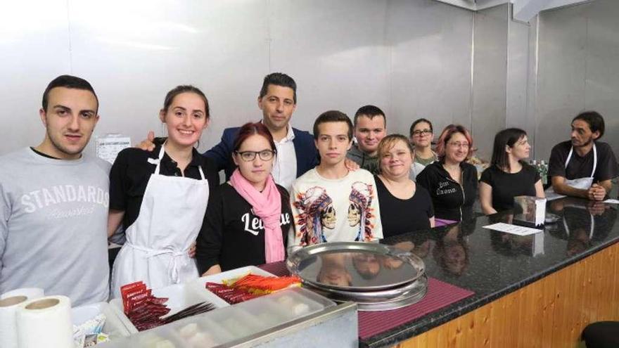 Participantes nun dos cursos do Forga, xunto co alcalde. // FdV