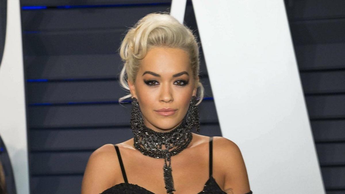 Rita Ora rinde homenaje a su madre