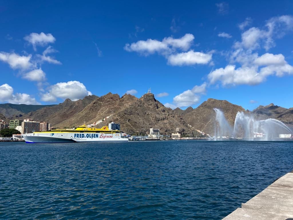 The Bañaderos Express arriving in Santa Cruz de Tenerife.