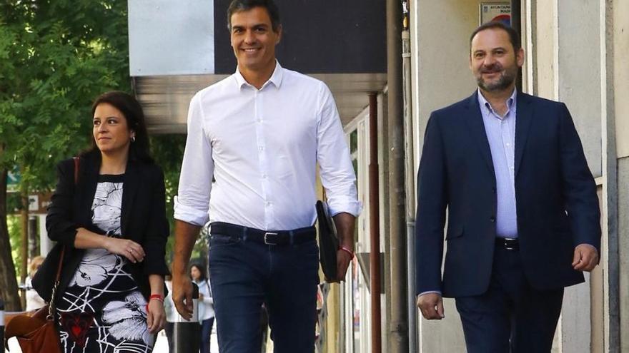 Sánchez se inclina por abstenerse en la moción de Podemos y duda qué hacer con los barones