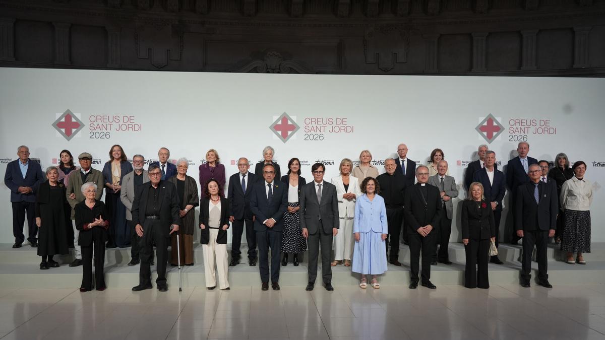 El president de la Generalitat, Salvador Illa; el president del Parlament, Josep Rull; i la consellera de Cultura, Sònia Hernández, encapçalen la fotografia de família de les Creus de Sant Jordi 2026