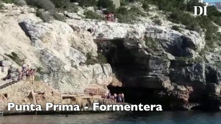 Niños saltando desde un acantilado en Punta Prima - Formentera