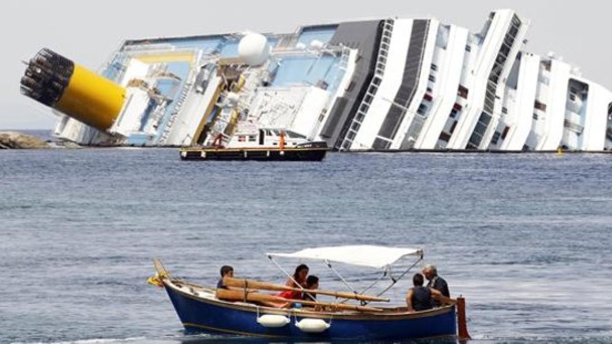 Una barca de recreo frente al 'Costa Concordia' en Giglio, el mes pasado.