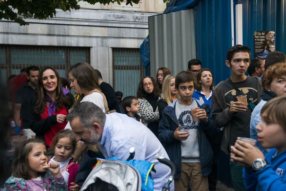 Jugadores del Real Oviedo visitan el chiringuito de la APARO en San Mateo