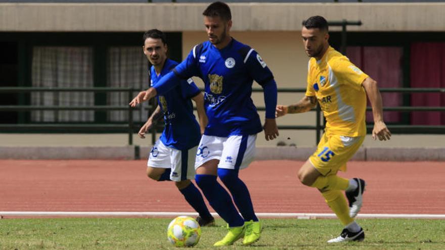 El goleador del Marino Zeben Buades, que logró un triplete, se va del defensor del San Fernando, Javi Navarro.