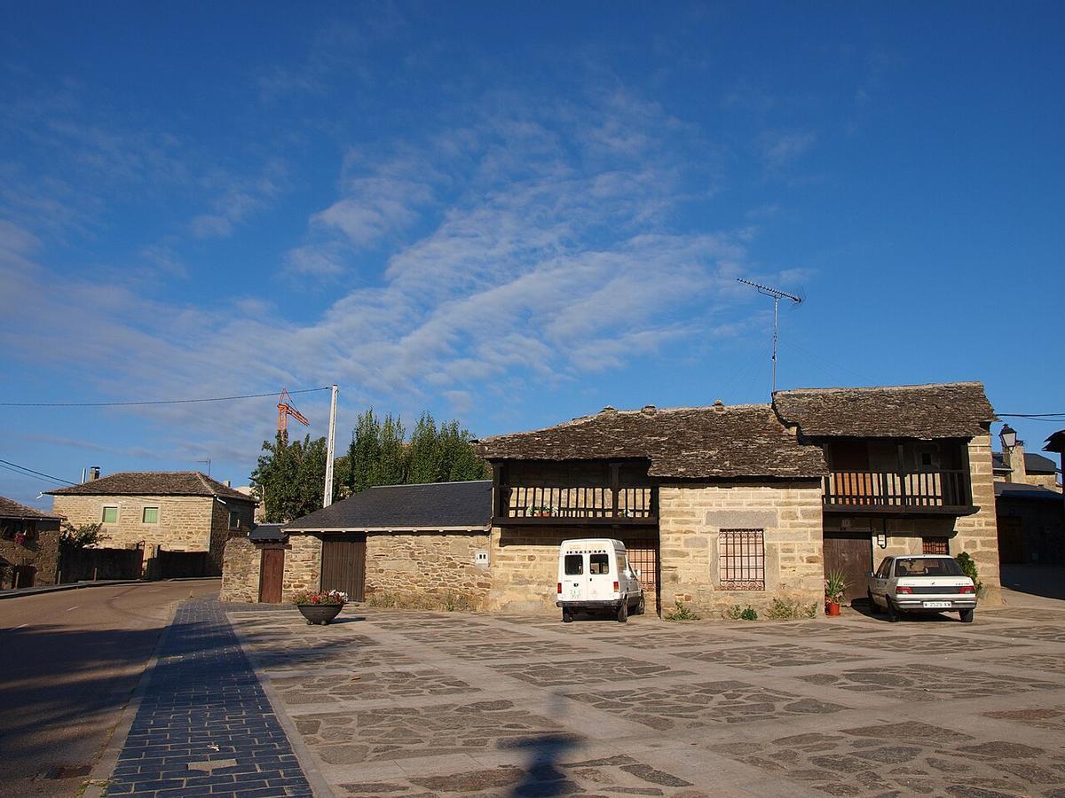 Plaza en Muelas de los Caballeros.