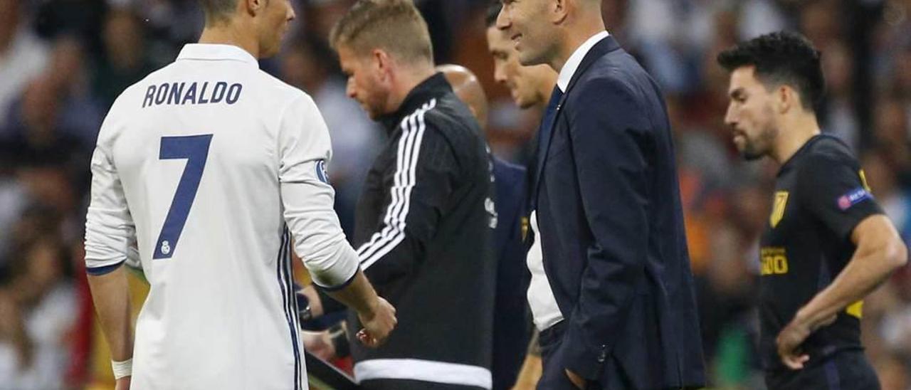 Cristiano Ronaldo y Zidane hablan durante un parón del Madrid-Atlético del martes en el Bernabéu.