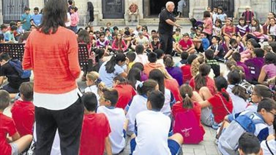 Los mayores de Nules enseñan juegos tradicionales a los niños