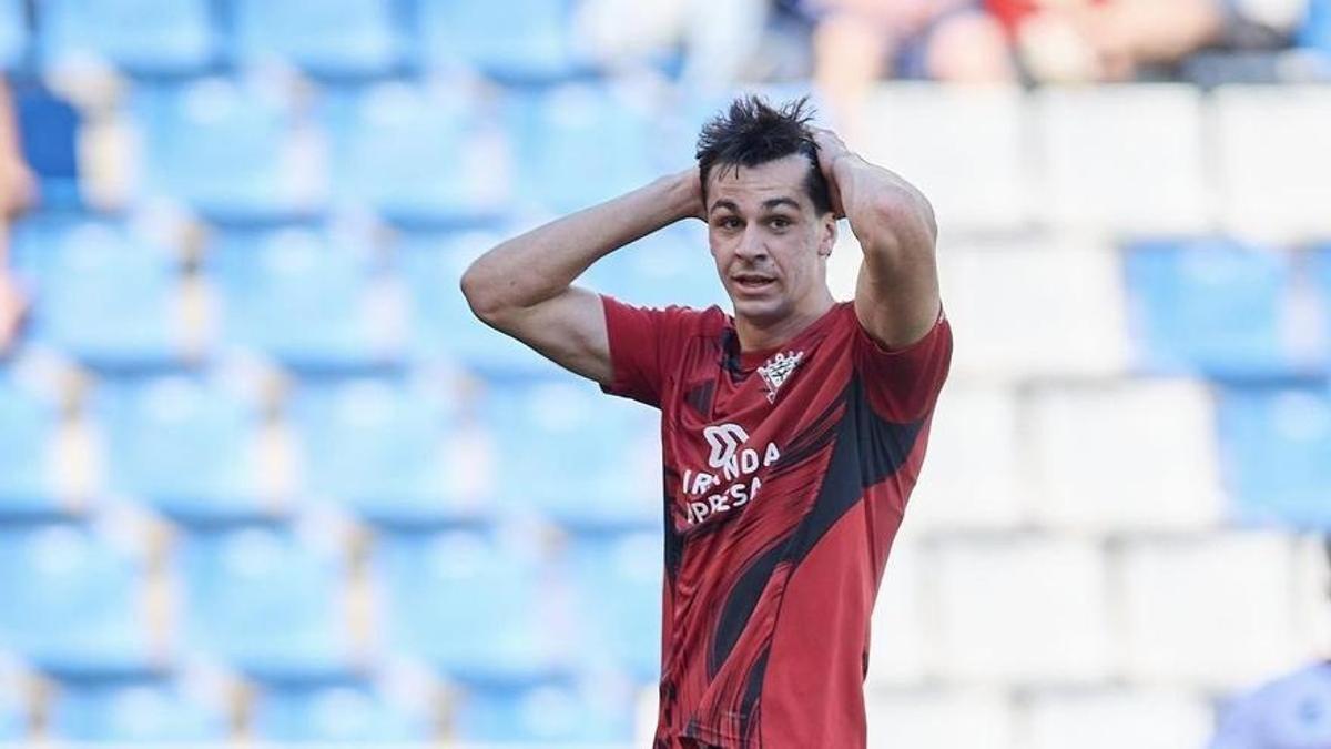 Diego Petit se lamenta tras una acción de un encuentro procedente a su etapa en el Mirandés.