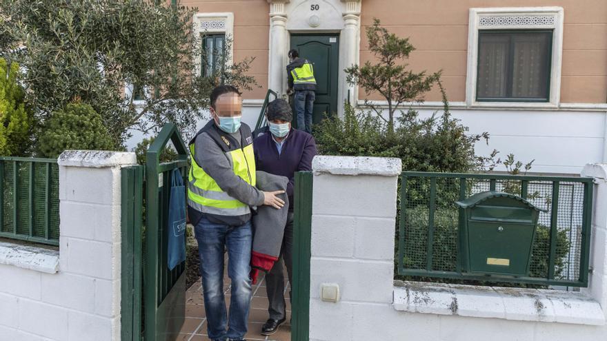 Alberto Vega sale detenido de su casa en Zamora.