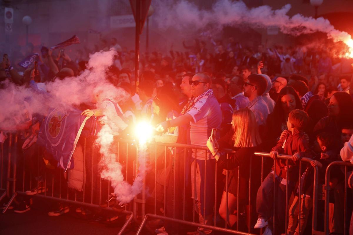 Así fue el recibimiento de la afición a la llegada del Deportivo en Riazor para el partido ante el Zaragoza