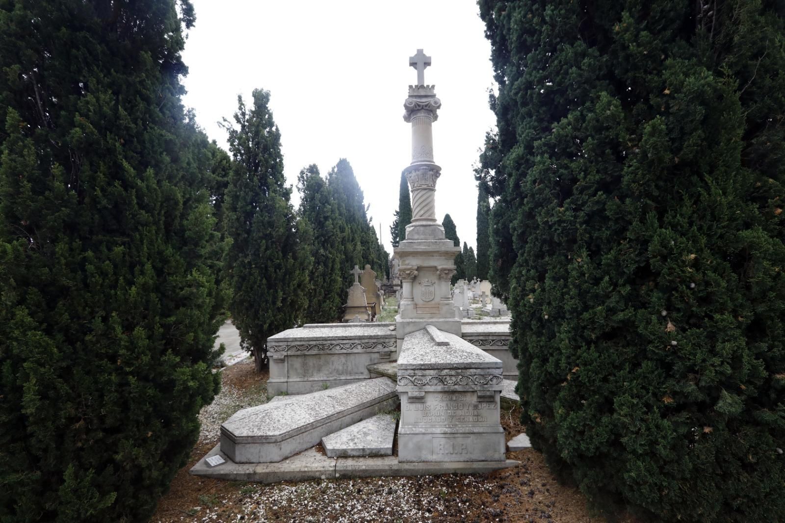 En imágenes | El cementerio de Zaragoza, un museo al aire libre que se engalana para el Día de Todos los Santos