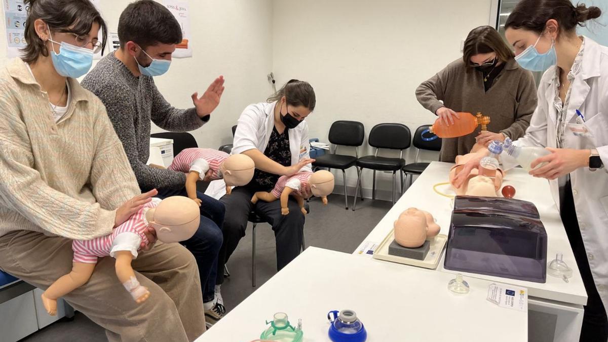 Alumnos de sexto de Medicina en un 
aula de simulación del Cunqueiro.