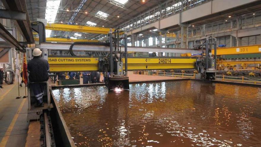 Operarios de Navantia trabajan en el corte de chapa para un buque en los astilleros de Ferrol.