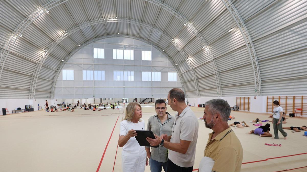 La alcaldesa de Marbella, Ángeles Muñoz, en su visita a las obras del Centro Especializado de Tecnificación Deportiva de Gimnasia Rítmica.