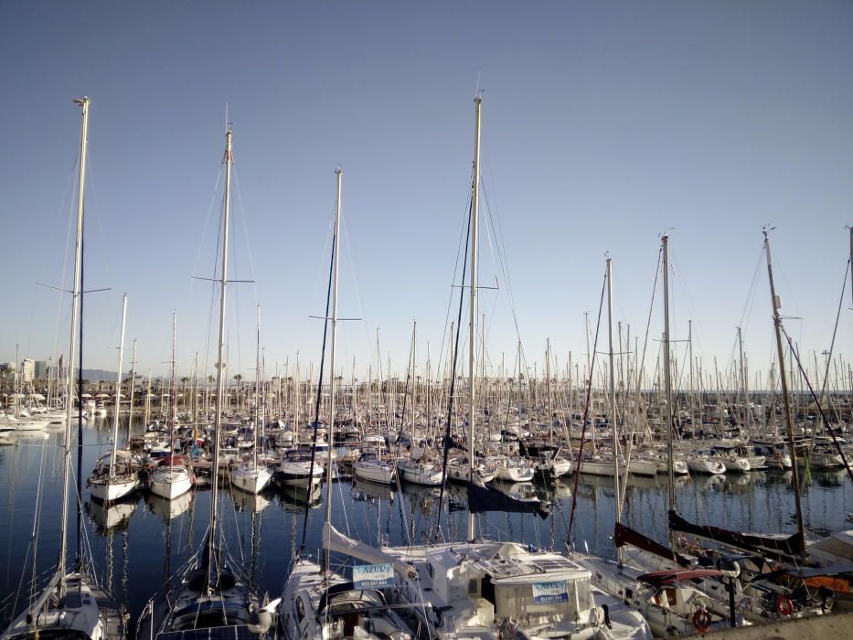 Vaixells. Aquests dies al Port de Barcelona es podien veure infinitat de vaixells atracats. Tots ben posats en fileres.