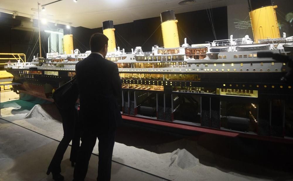 Montaje de la exposición sobre el Titanic en Murcia