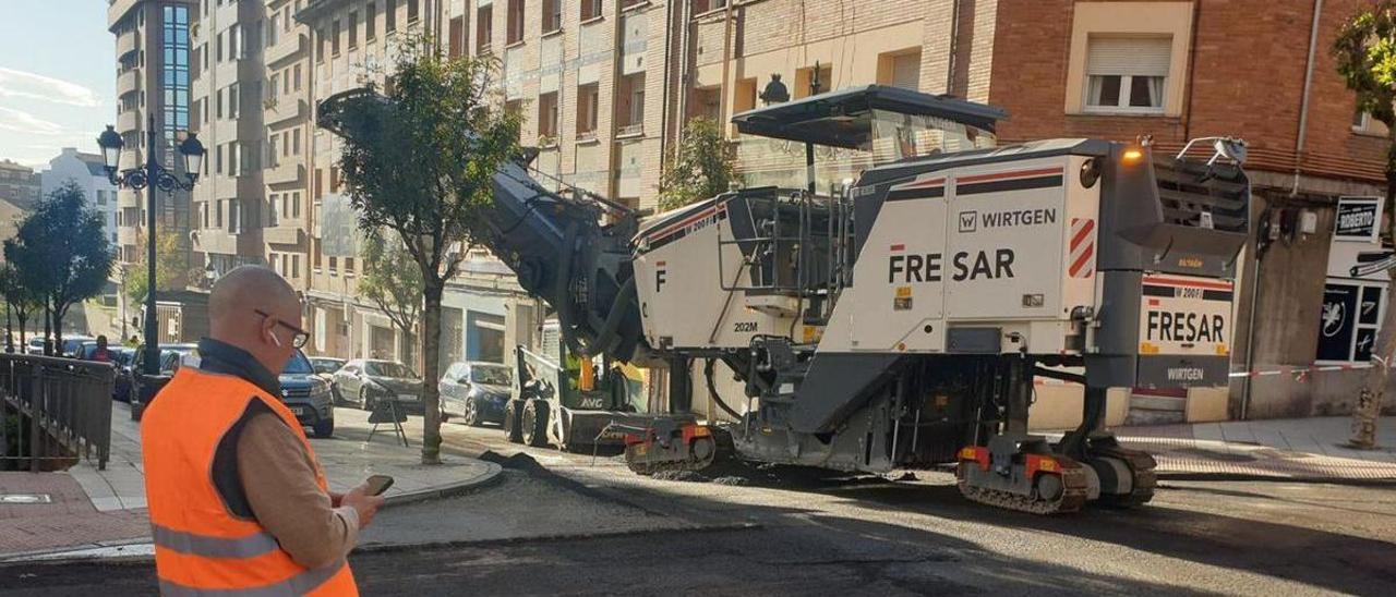 Un operario supervisando las obras de asfaltado iniciadas este lunes en la calle Víctor Hevia de Vallobín. | LNE