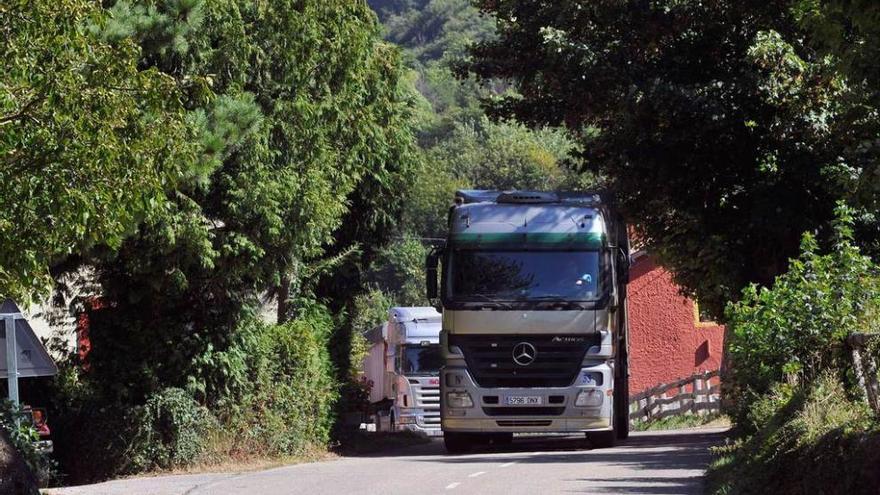 Camiones, el viernes, por la carretera del puerto de Tarna.