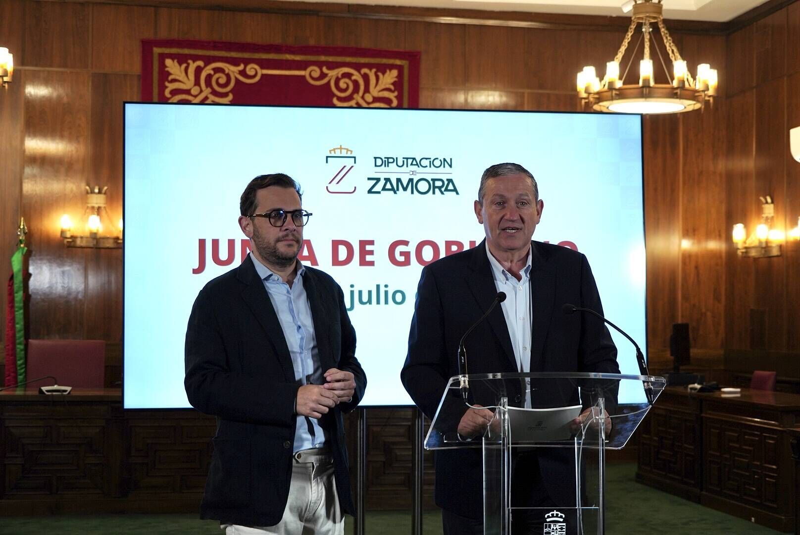 El diputado Víctor López de la Parte y el presidente de la Diputación, Javier Faúndez Domínguez, tras la celebración de la Junta de Gobierno.