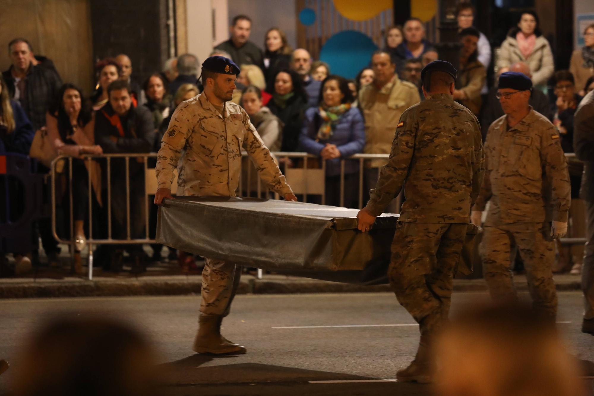 Así fue el multitudinario ensayo nocturno del desfile del día de las Fuerzas Armadas en Oviedo.