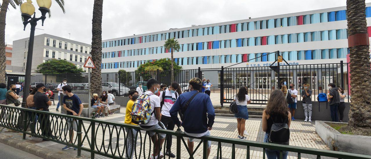 En la imagen, alumnos frente al IES Pérez Galdós.