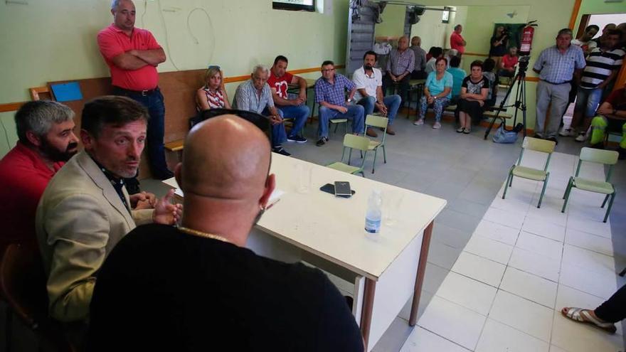 Representantes del PP, ayer, con vecinos de Illas.