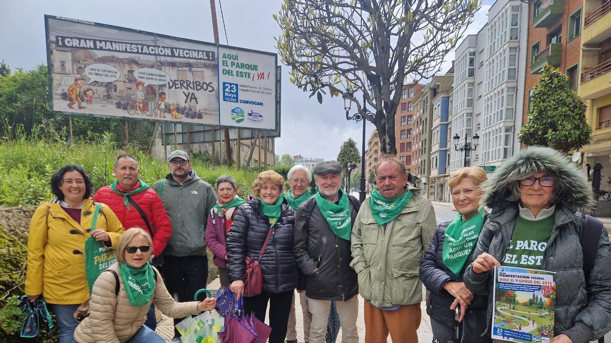 Por la izquierda, Ana García, Belén Herranz (agachada), Pepe Feito, Javier Fernández, Nieves Gayol, Pilar Alonso, Maribel Ruiz, Suso Cañas, José Manuel Moriyón, Loli del Campo y Pastora Fernández, ayer, posando en LaTenderina junto al cartel anunciador de la manifestación por el parque del este del día 23.