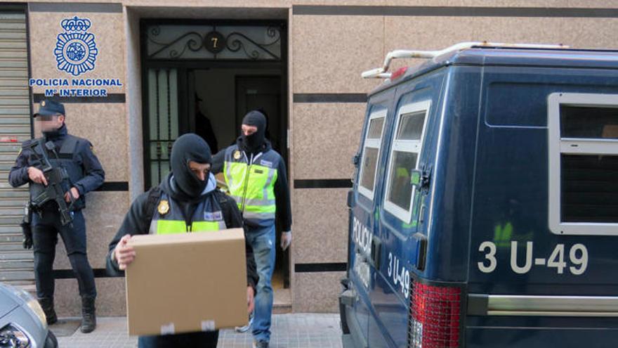 La Policía en el registro del domicilio del presunto yihadista detenido en Crevillent
