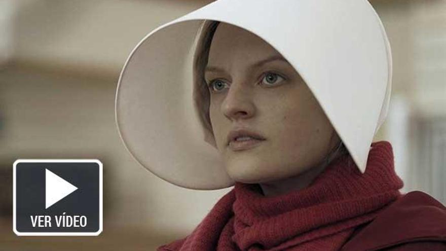 Offred, interpretada por Elisabeth Moss.