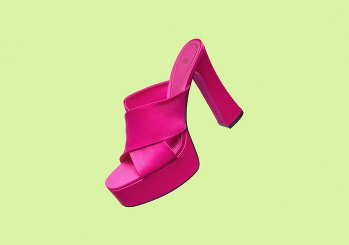 Sandalias de tacón con plataforma fucsias de la colección para el metaverso 'Lime Glam' de Zara