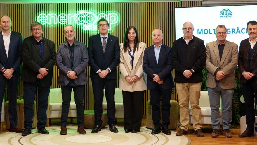 El Consejo Rector de la Cooperativa Eléctrica San Francisco de Asís de Crevillent y su director general, Joaquín Mas, a la izquierda, en el acto inicial de su centenario, celebrado hace unos días.