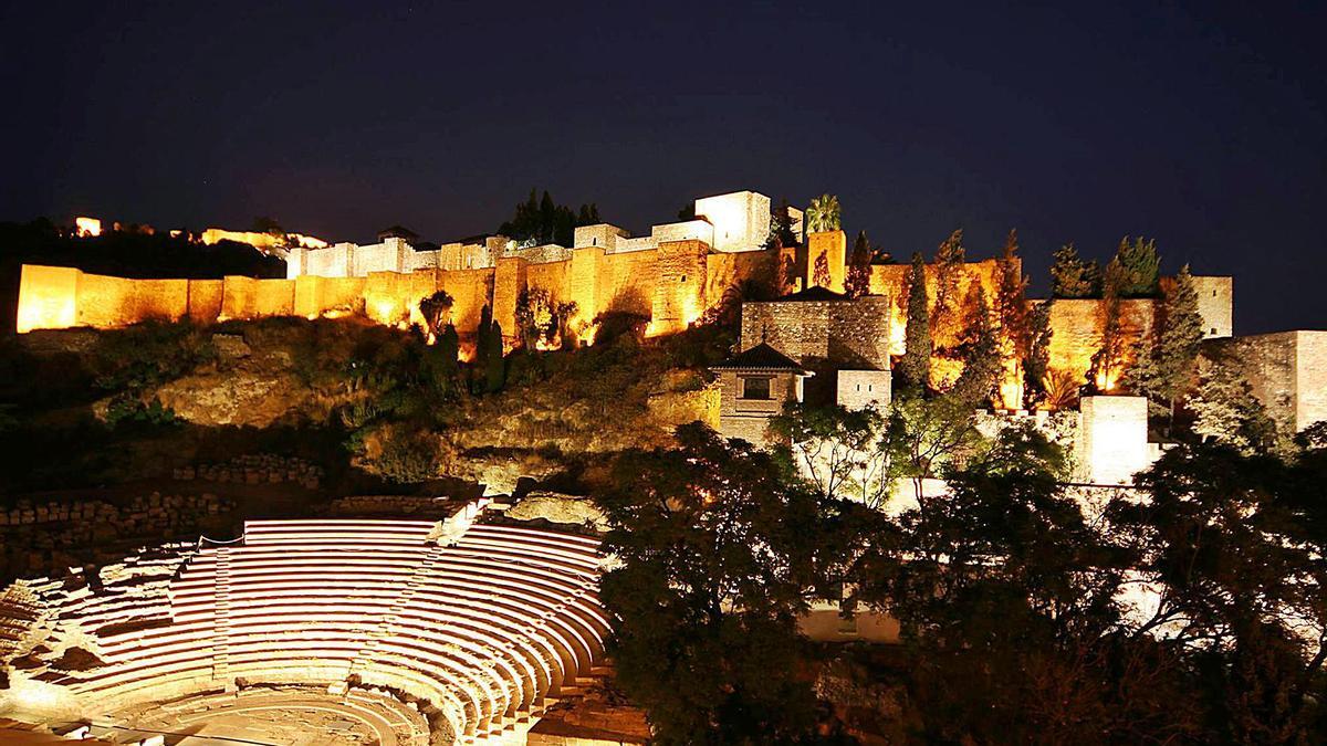 El Teatro Romano y la Alcazaba, al anochecer.  | L.O.