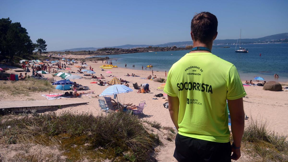 Un socorrista en una playa gallega.