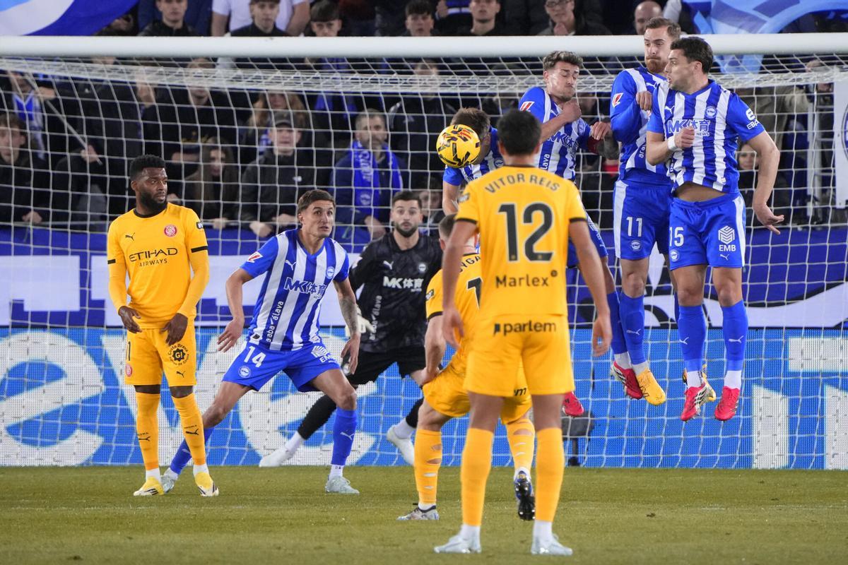 Los defensores del Alavés saltan ante una falta lanzada por el Girona durante el encuentro correspondiente a la jornada 25 de Laliga EA Sports que Alavés y Girona disputaron en el estadio de Mendizorroza, en Vitoria. EFE / ADRIAN RUIZ HIERRO.. (Alavés) (Girona) Los defensores del Alavés saltan ante una falta lanzada por el Girona durante el encuentro correspondiente a la jornada 25 de Laliga EA Sports que Alavés y Girona disputaron en el estadio de Mendizorroza, en Vitoria. EFE / ADRIAN RUIZ HIERRO.. (Alavés) (Girona)