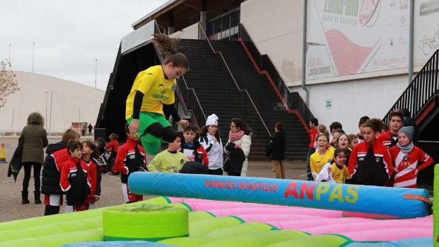 A la izquierda, los jugadores de diferentes equipos se divierten en los hinchables; a la derecha, uno de los partidos jugados en el New Soccer Party.