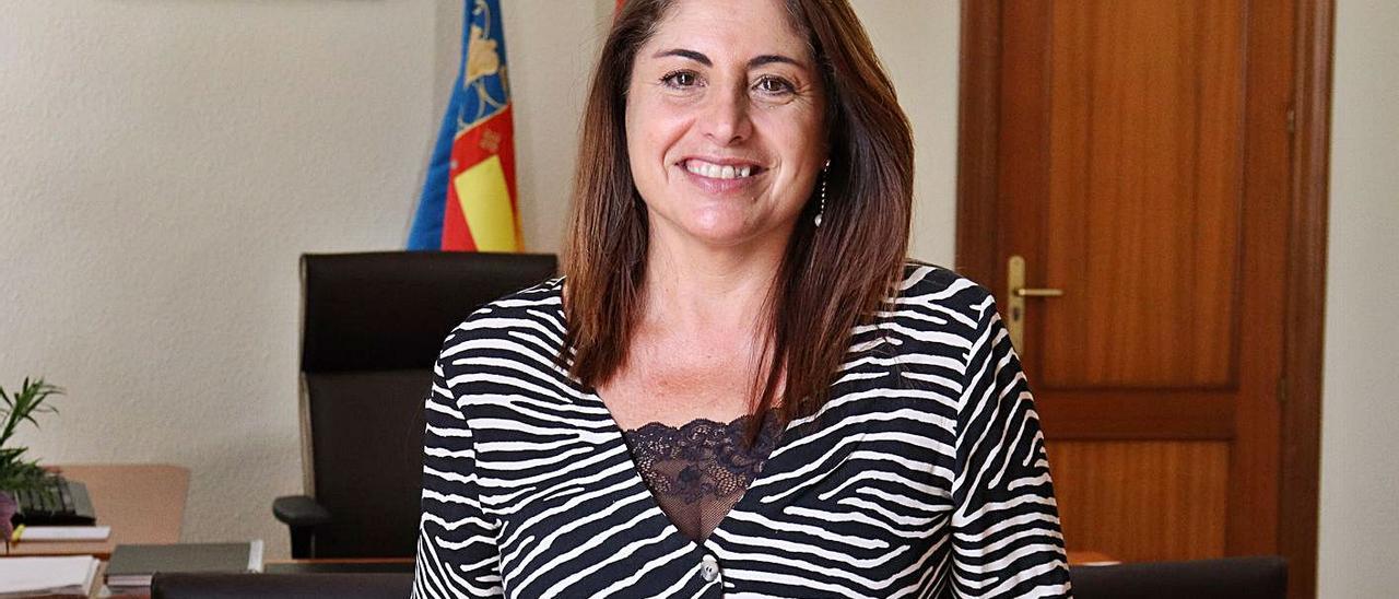 La alcaldesa de Oliva, Yolanda Balaguer, en su despacho del Ayuntamiento de Oliva.                                        | LEVANTE-EMV