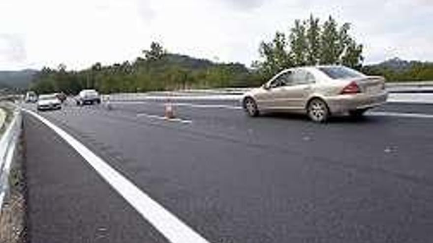 Automóviles circulando por la futura autovía de los túneles.