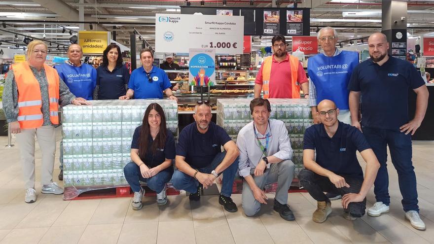 Voluntarios y organizadores de la recogida del Banco de Alimentos junto a algunos productos donados.