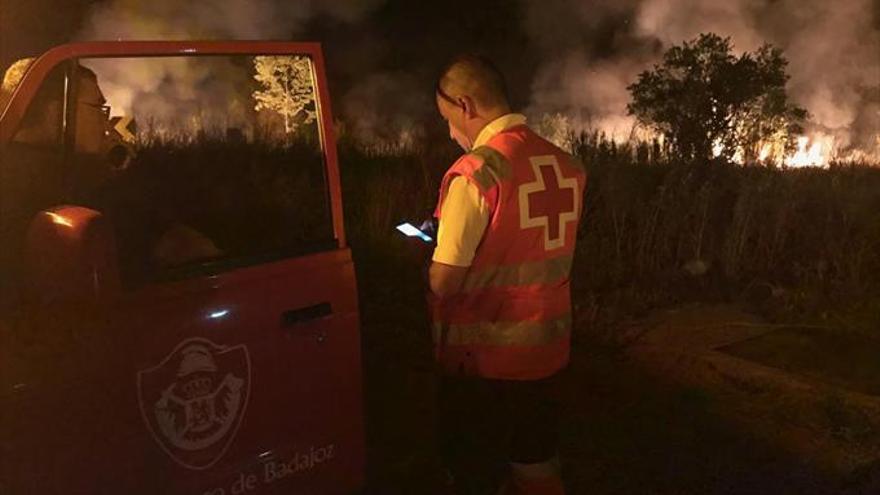 Un incendio quema un millar de hectáreas de arboleda y pastos en Badajoz