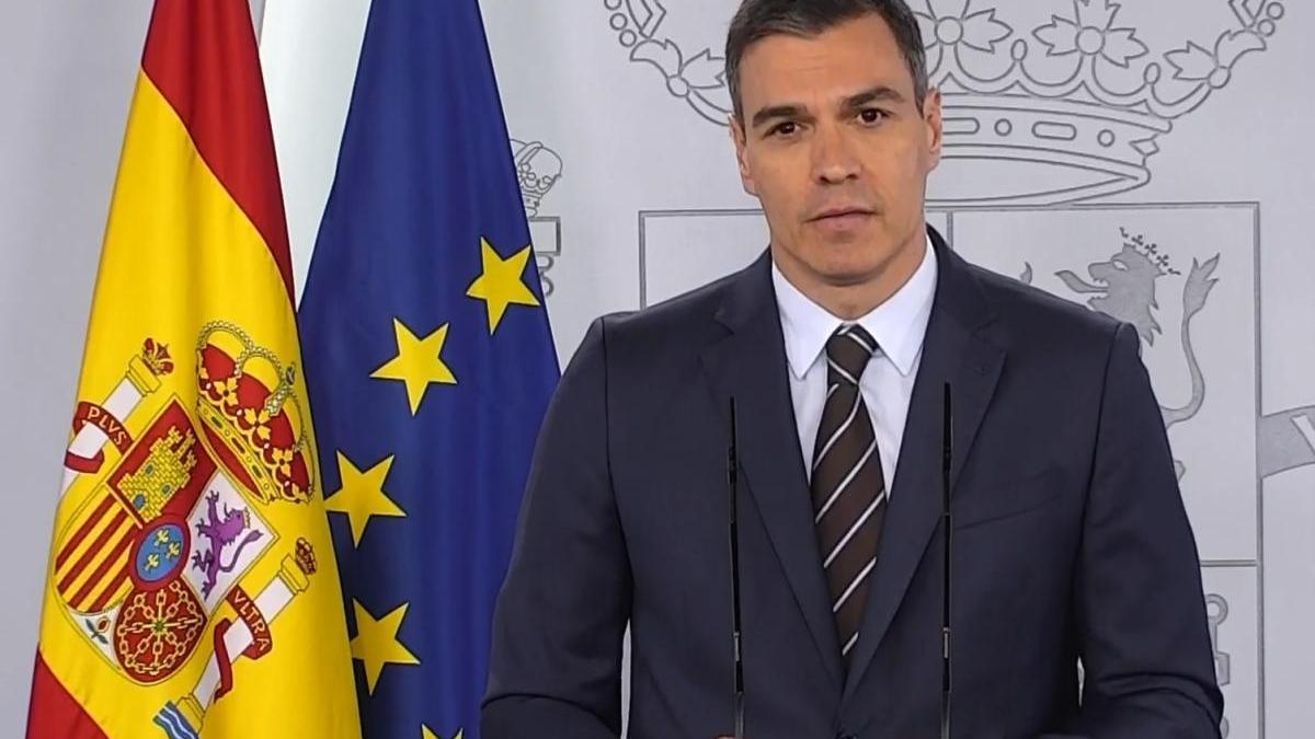 Pedro Sánchez bei seiner Pressekonferenz am Samstag (23.5.).