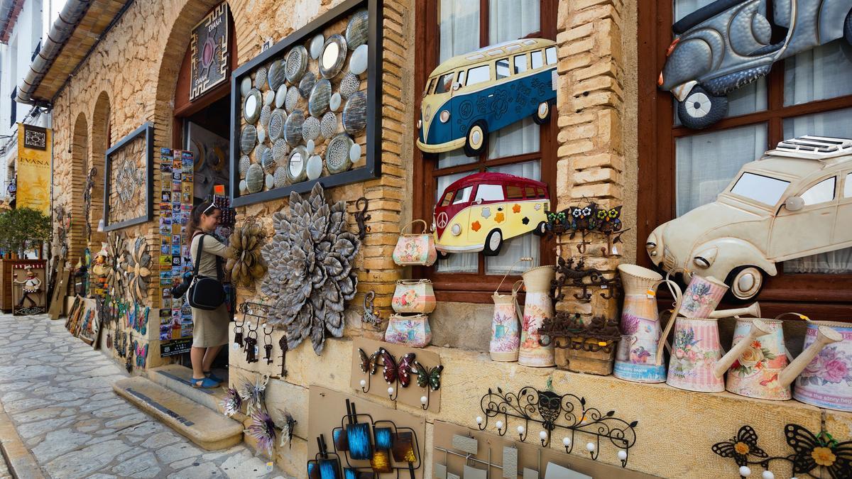 Apoya al comercio local de Guadalest comprando regalos de artesanía. (En la imagen, tienda Evana)